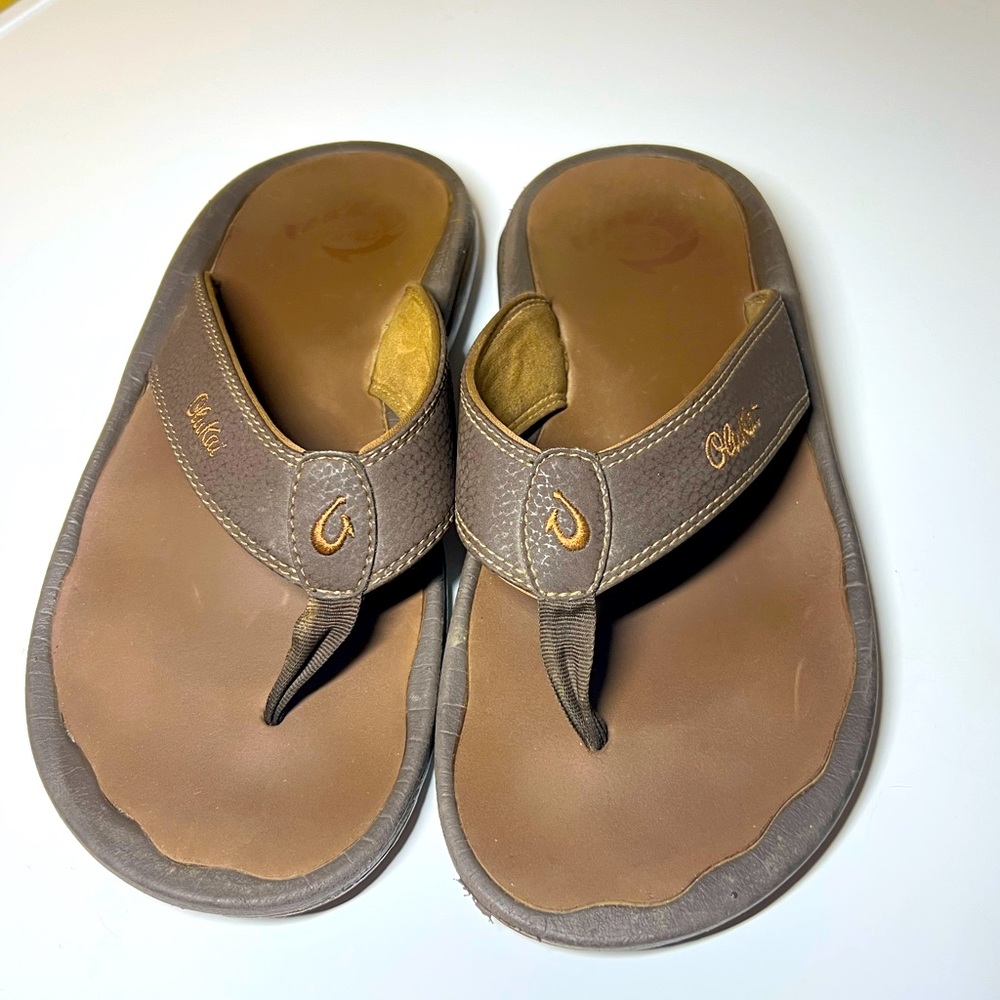 Olukai (Mens) Unisex flip flops. Gently worn.